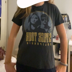 Tshirt med tryck  - Snygg vanlig tshirt med tryck. Super skön och avslappnad! Från Ginatricot 