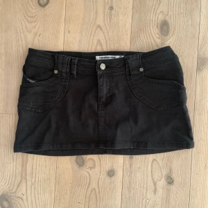 Svart jeanskjol - Svart kort jeanskjol från Terranova