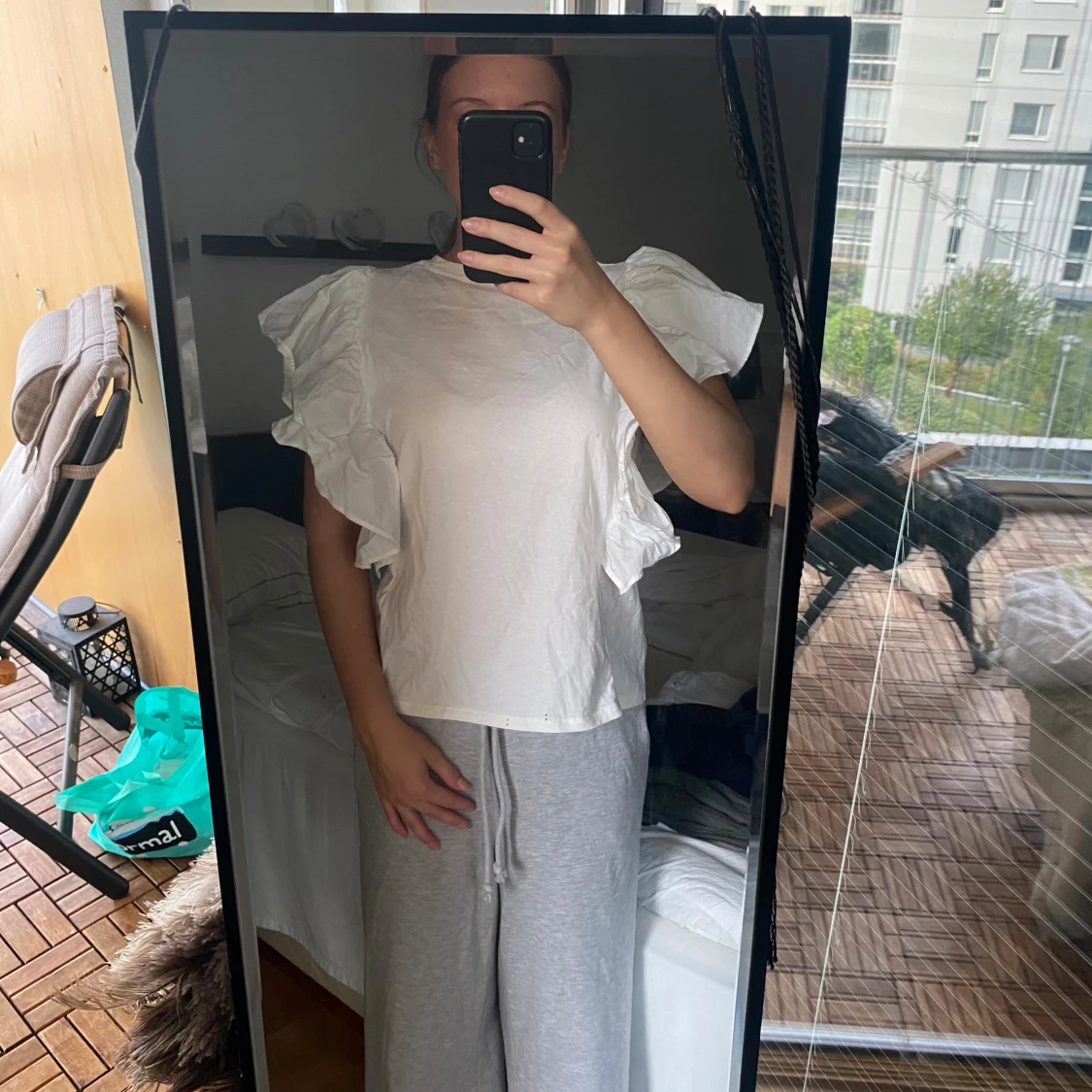 Vit blus med volangärmar - 1