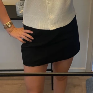 Svart kortkjol  - En svart kortkjol med rak passform. Spontanköpte denna kjolen utomlands så den är endast använd fåtal gånger. Lite tjockare i materialet. Kan matchas på så många olika vis! 