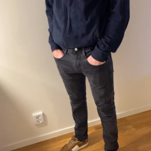 Replay jeans - Tja, säljer ett par replay anbass jeans skicket är 8/10, Storlek w33 l32 (passar 30l)💫 Vid frågor hör gärna av dig, Priset är ej hugget i sten.😇