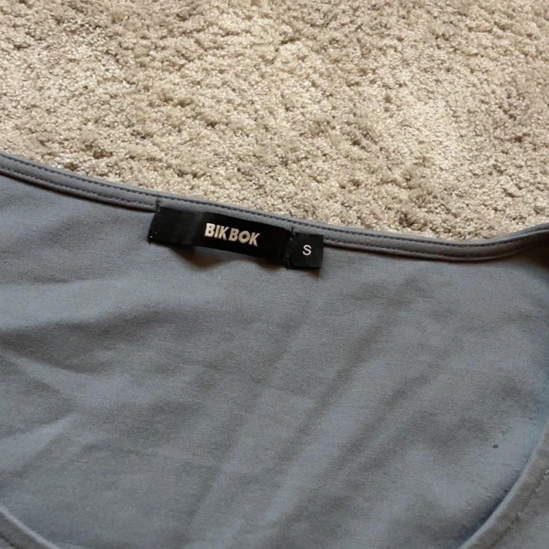 Grön/ grå croppad långärmad topp Bik Bok - 2