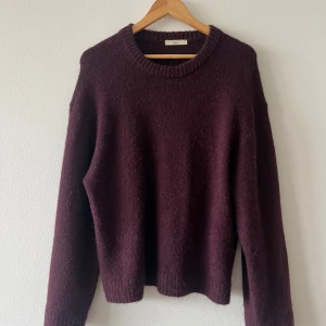 Mörk vinröd stickad tröja Gina Tricot - Säljer en mörk vinröd stickad tröja från Gina Tricot i storlek XS. Tröjan har rund hals, ribbade muddar och långärmad passform. Perfekt för dig som gillar mjuka och mysiga plagg med enkel stil. Passar dig som vill ha en basic men snygg look. Använd en gång