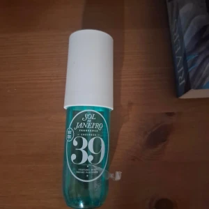 Sol de Janeiro Cheirosa 39 Perfume Mist - Fräsch och tropisk doft från Sol de Janeiro, Cheirosa 39 Perfume Mist. Flaskan är turkos med vit text och har ett stort vitt lock. Limited edition. Perfekt för dig som älskar kokos och somriga vibes. Använd några gånger 