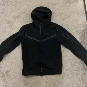 Nike tech svart - Fin nike teck svart färg och säljer den för billigt.        