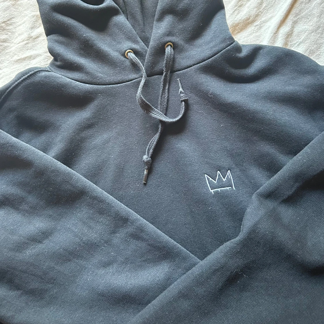 Svart Hov1 hoodie med turnétryck - 1