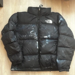 Svart pufferjacka The North Face M - Säljer en svart pufferjacka från The North Face i storlek M. Det är en colab mellan northface och Extra butter nightcrawlers