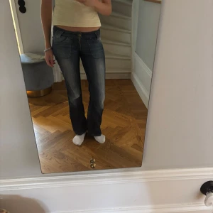 utsvängda jeans - lågmidjade y2k jeans som är utsvängda med knappar på fickorna 🫧🫧