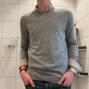 Stickad Tröja - merino ull stickad tröja från Massimo Dutti - Storlek M - Modellen är 185cm - Mycket fint skick.