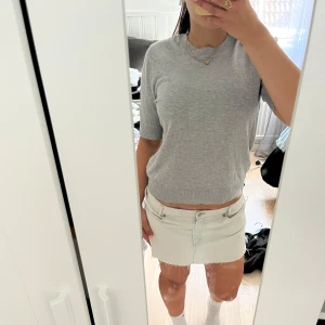 Stickad t-shirt - Snygg grå tröja från 157 med korta ärmar och rund hals. Fint skick helt oanvänd.