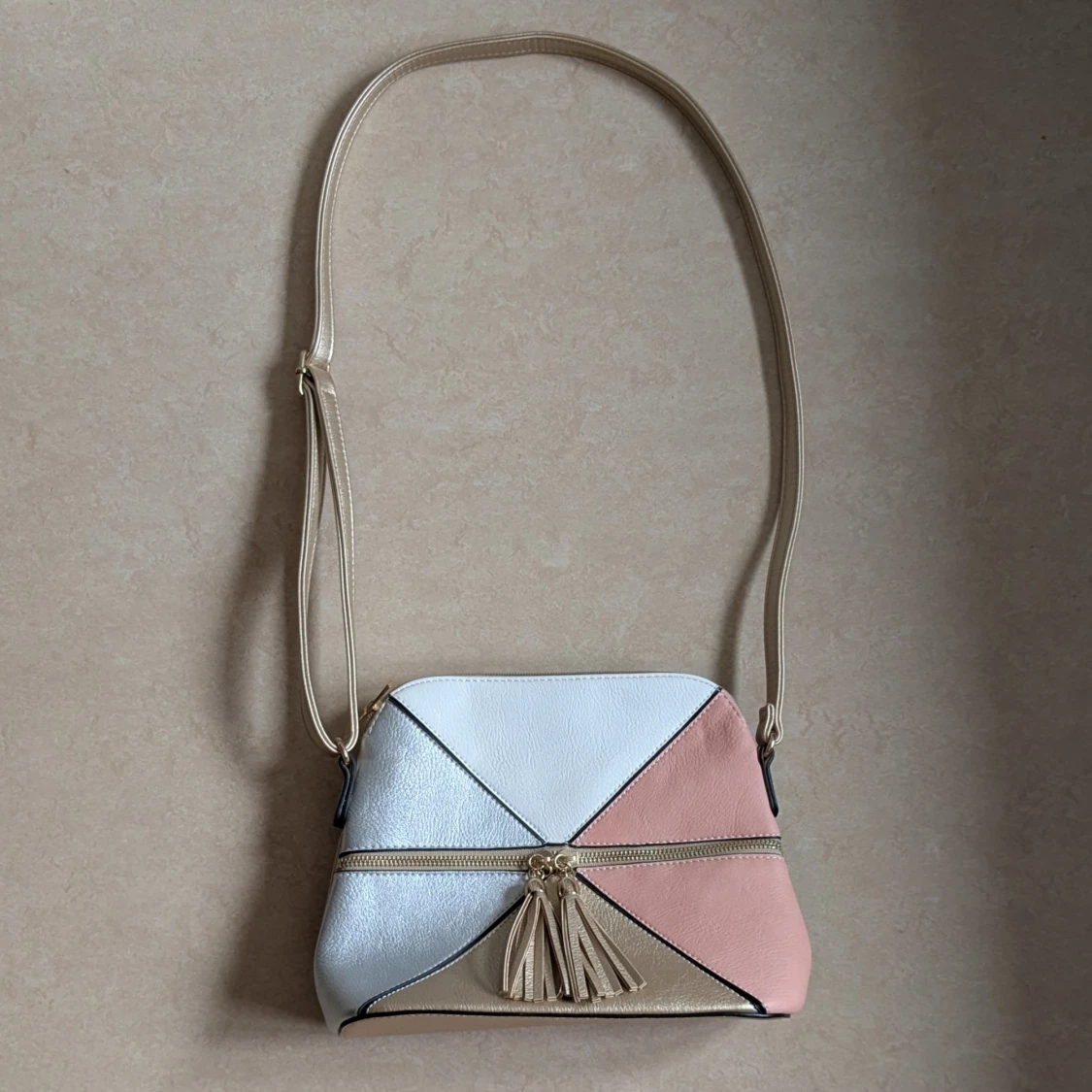 Färgglad axelväska med tofsar - 1