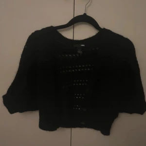 bolero kofta - Säljer en stickad bolero kofta från H&M, koftan är croppad med genomgående hålmönster och knappar framtill. Perfekt för lager-på-lager och har en mysig, lite fluffig känsla. Passar dig som gillar en chill och trendig stil😊