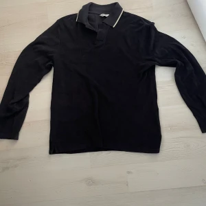 East West polo - Tja, säljer denna asfeta långärmade polon från East West. Storlek S men passar också M. Säljer pga att jag ej använder den längre plus att den är för liten. Köpte den i butik för 800, mitt pris 400. Priset är alltid diskuterbart! Hör av er vid funderingar! 