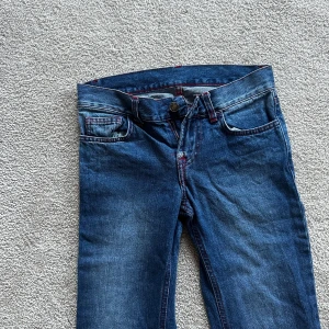 Skitcoola Lågmidjade jeans  - Sååå snygga jeans med röda sömmar, Mått: Midja: 32cm Innerbenet: 19cm Längd: 96cm