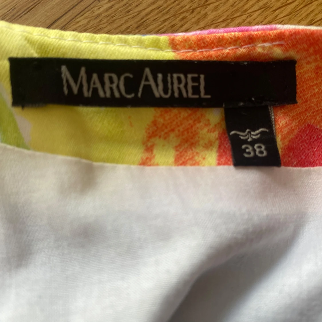 Färgstark blommig kortklänning - 4