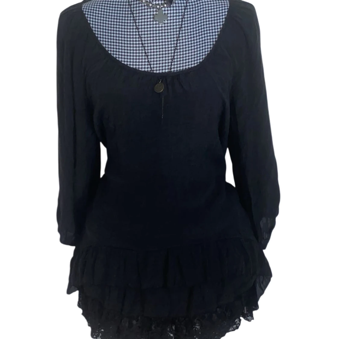 Svart kort klänning med spetsdetaljer - 1