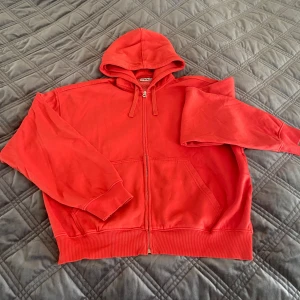 Röd zip hoodie från Weekday - Zip Hoodie från Weekday i storlek S. Sparsamt använd