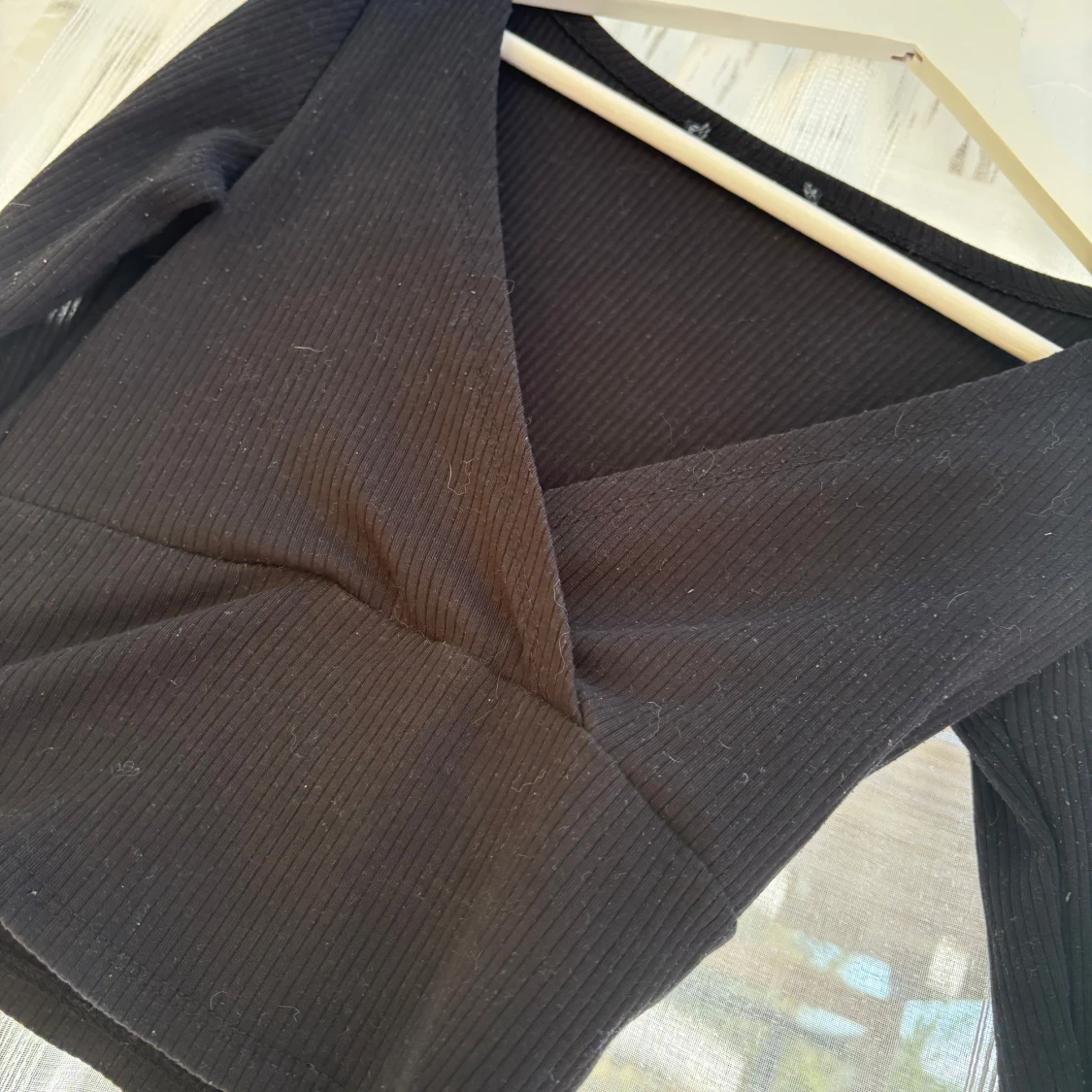 Svart omlottopp med v-ringning - 1