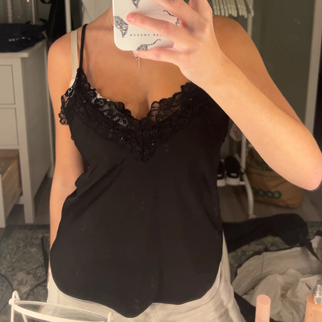 Svart linnetopp med spetskant