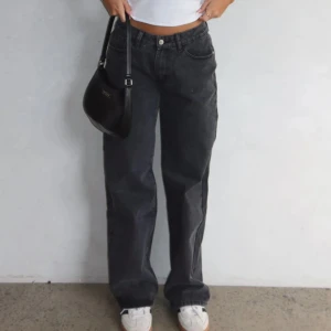 White fox jeans - Svarta baggy jeans från white fox använda några få gånger, nypris 800 kr