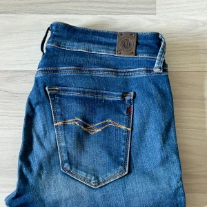 Blå replay blue jeans - Blå Replay blue jeans | mycket bra skick 9/10, inga defekter | nypris 1800kr | storlek W27/L30 | kom gärna med bud om ni inte är nöjda med fasta priset | hör av er vid frågor eller funderingar 🙌