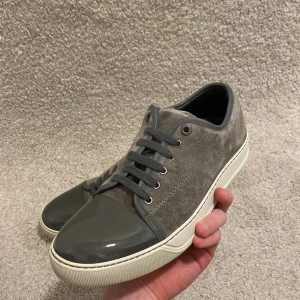 Lanvin skor - Hej, säljer ett par Lanvin skor i storlek 7 passar 42. Medföljer box och dustbag. Skicket är 7/10, har små defekter som syns på bilderna. Toen är lite sprucket men syns inte vid användning och de är lite missfärgning vid tungan.