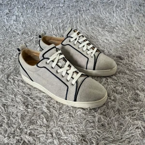 Christian Louboutin sneakers - Säljer ett par sköna Louboutins! | Fint skick på skorna men förekommer tecken på användning såsom lite inuti men inget jag märkt av vid användning! | Storlek 40. | Ställ gärna frågor innan du köper!