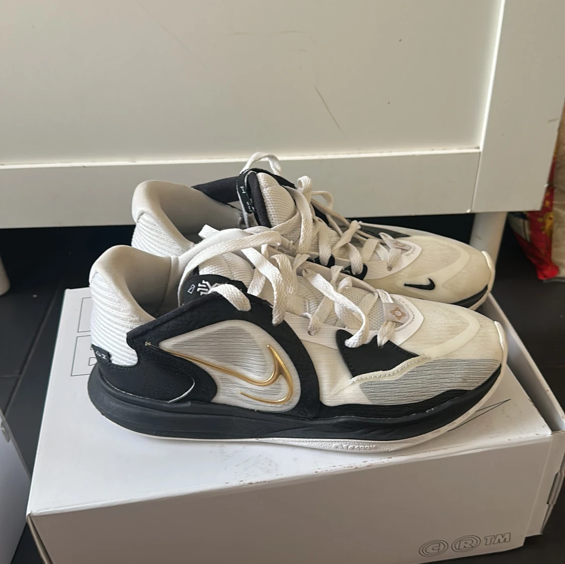 Nike sneakers i vitt och svart med guld - 1