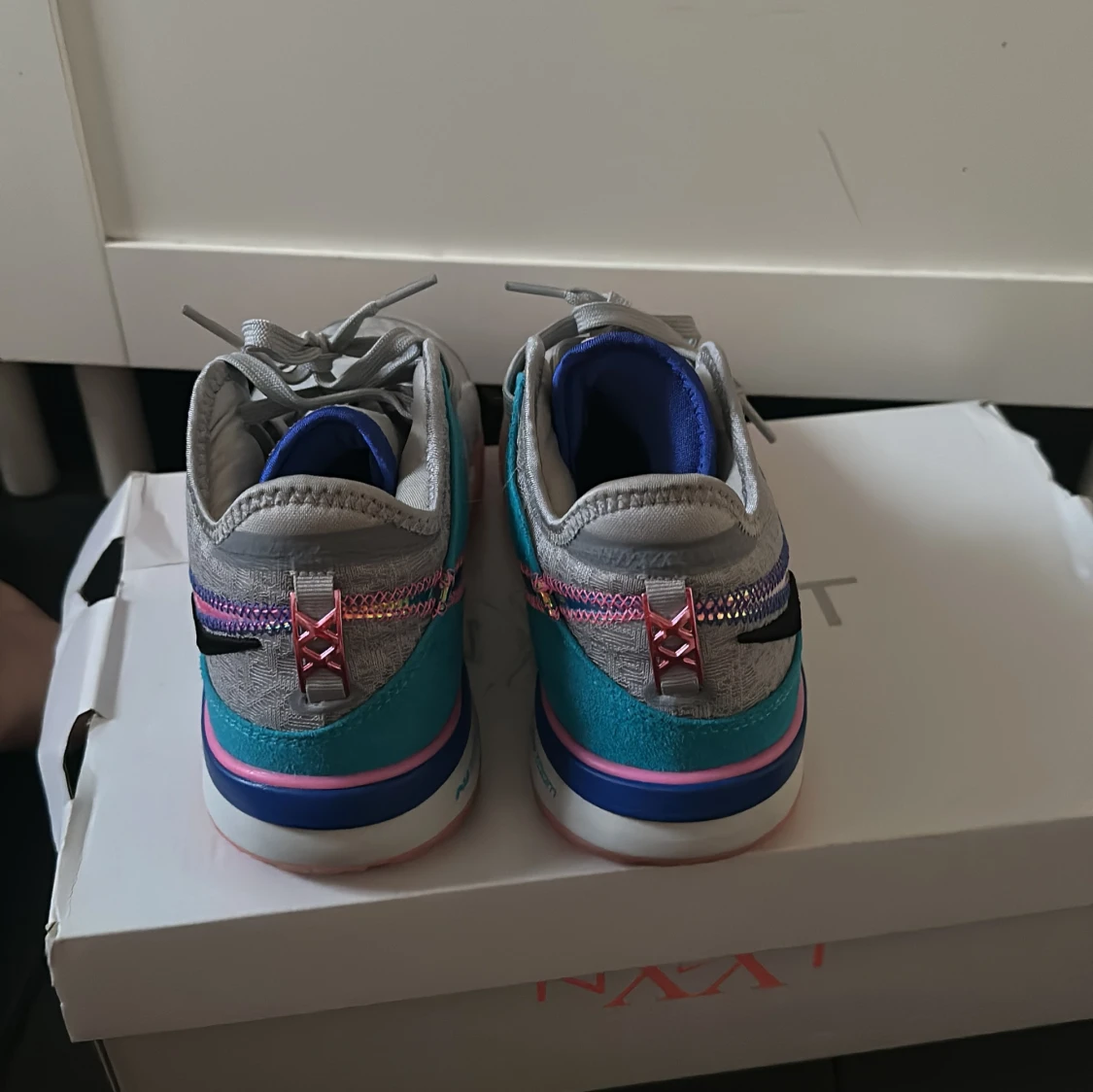 Grå Nike sneakers med färgglada detaljer - 2