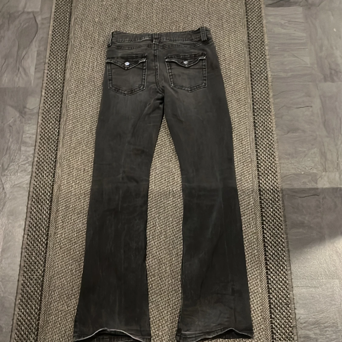 Svarta bootcut jeans med fickdetaljer - 3