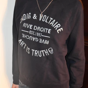 Svart sweatshirt Zadig & Voltaire - Cool svart sweatshirt från Zadig & Voltaire med ljusblå text och tryck framtill. 🩵💙