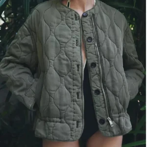 Olivgrön quiltad jacka från Zara  - Jättefin grön quiltad jacka från Zara. Perfekt nu till hösten. Storlek XS och i nyskick 