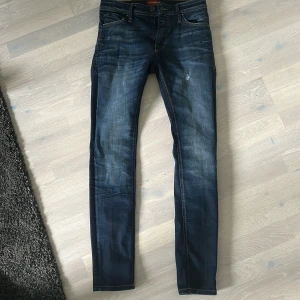Mörkblå jack and Jones jeans - Säljer ett par mörkblå skinny jeans från Jack & Jones, modell Liam. Jeansen passar mer som slim även fast det är en skinny modell 10/10 skick inga defekter. Pris kan diskuteras vid snabb affär. Skriv om det är några frågor👍🏻