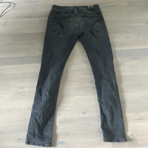 Gråa slim jeans från dondup - Snygga gråa jeans från dondup. Dem är i modellen ritchie vilket är en ganska slim passform. Skick 10/10 dem är helt nya inga defekter. Pris kan diskuteras vid en snabb affär. Skriv om ni har några frågor👍🏻storleken är 28W 30L