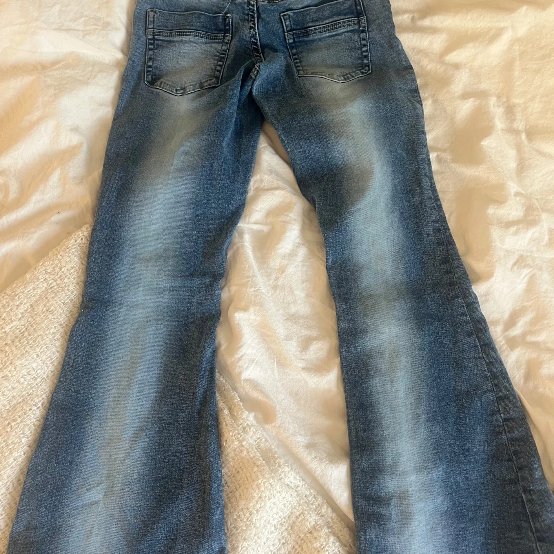 Blå bootcut jeans låg midja