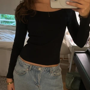 Snygg topp - Snygg långärmad tröja med båtringning, funkar även off-shoulder <3 