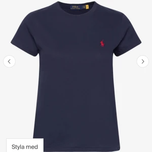 Ny med lapp kvar Mörkblå t-shirt från Polo Ralph Lauren - Ny med lapp kvar mörkblå t-shirt från Polo Ralph Lauren med klassisk rund hals och korta ärmar. T-shirten heter cotton jersey i storlek xs och har en liten röd broderad logga på bröstet❤️kan diskutera pris men köpte för 1095kr