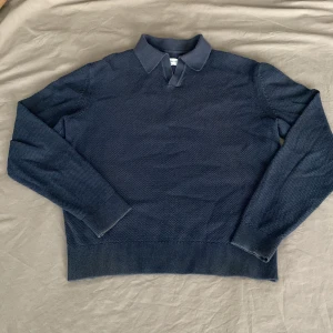 Mörkblå stickad pikétröja These Glory Days - Säljer en mörkblå stickad pikétröja från These Glory Days i storlek small men är mer åt XS hållet