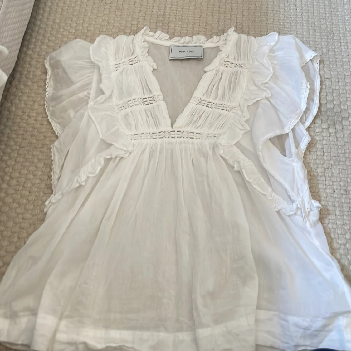 Vit volangblus från By Malina