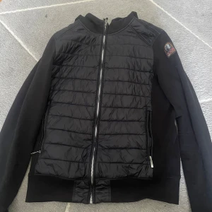 Svart pufferjacka från Parajumpers - Svart äkta parajumper jacka.Sömmen har gått upp lite i armhålan på jackan också har jag sytt på undersidan av armen som inte syns när man har på sig den.