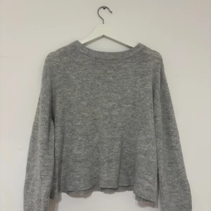 Grå stickad tröja - grå stickad tröja