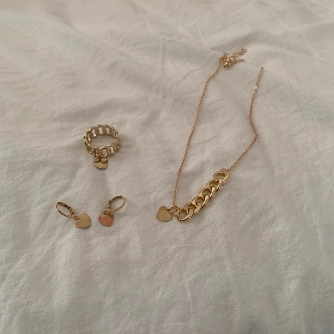 Guldigt smyckeset med hjärtan