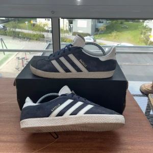 Adidas Gazelle  - Använda men fortfarande fräscha Mörkblåa Adidas Gazelle skor Storlek 37 1/3 men passar mer som 38 Skriv för frågor eller prisförslag😊