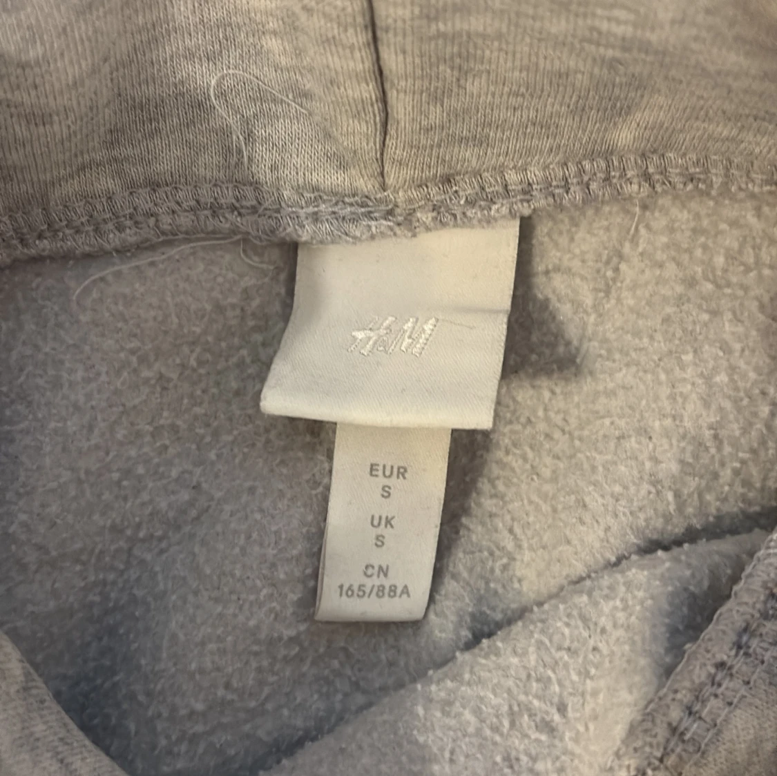 Grå hoodie från H&M med huva - 2