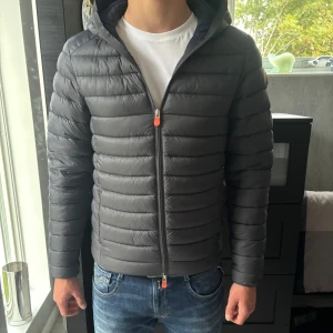 Save the duck jacka  - Grå Save the duck jacka | Skick 9/10 | Storlek S | Nypris 2200 | Hör av er vid minsta fundering ✅🙌