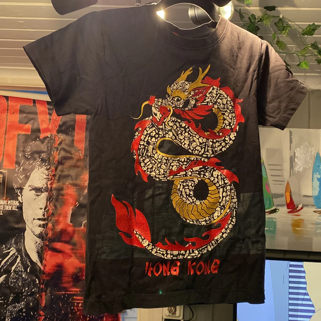 Svart t-shirt med draktryck Hong Kong - 4