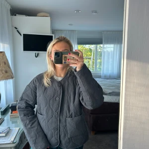 Grå quiltad overshirt i manchester - Säljer en grå quiltad jacka med knappar. Storlek L men mer som en S/M. Helt ny med prislapp kvar