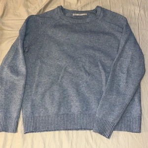 Ljusblå stickad tröja från ONLY - Mysig ljusblå stickad tröja från ONLY med rund halsringning och ribbade muddar vid ärmslut och nederkant. Perfekt för lager-på-lager och chill dagar. Enkel och stilren design som funkar till det mesta 🩵