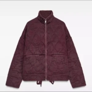 Vinröd quiltad jacka Zara - Säljer min superfina jacka från Zara. Perfekt för nu i höst. 💗