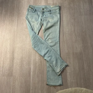 Ljusblå Diesel Matic jeans W28 L32 - Säljer ett par ljusblå Diesel Matic jeans med klassisk femficksdesign och råa kanter nertill. Jeansen har smal passform och stretchigt material som gör dem riktigt bekväma. Perfekta för dig som gillar en clean och avslappnad look. Har en liten fläck på låret men syns inte när man har på sig dem, skriv för fler bilder 🩷